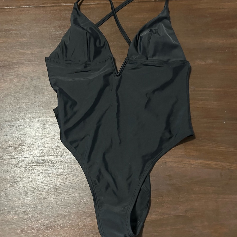 Cupshe Black V-Neck One-Piece Swimsuit with Crisscross Straps